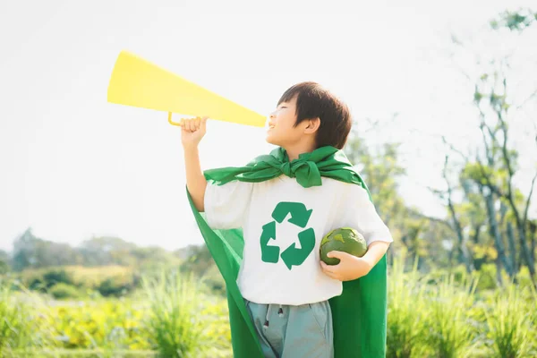 Młody Superbohater Symbolem Recyklingu Peleryna Ogłosić Mówcą Temat Świadomości Ekologicznej — Zdjęcie stockowe