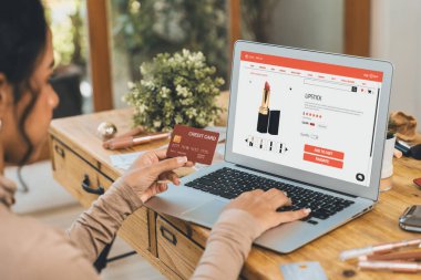 İnternet pazarından alışveriş yapan kadın modern yaşam tarzı için satış malzemeleri arıyor ve önemli siber güvenlik yazılımları tarafından korunan cüzdandan çevrimiçi ödeme için kredi kartı kullanıyor