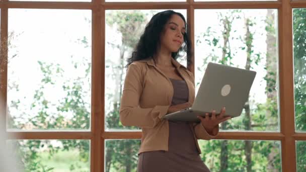 Afroamerikanerin Nutzt Laptop Für Wichtige Arbeiten Internet Sekretärin Oder Online — Stockvideo