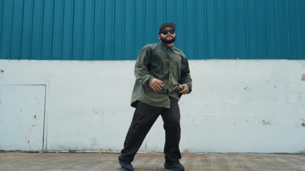 Хипстер Танцует Ступню Боя Улице Голубой Стеной Азиатский Танцор Брейк — стоковое видео