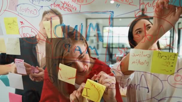 Kreativa Affärsteam Brainstorming Och Dela Marknadsföring Idé Start Projekt Genom — Stockvideo