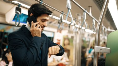 Kafkasyalı profesyonel proje yöneticisi trende bulanık bir geçmişle beklerken saate bakıyor. Profesyonel bir iş adamı, etrafı insanlarla çevrili bir yatırımcı için yöneticiyi arıyor. Sevinçli..