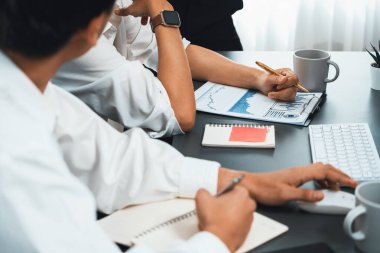 Çeşitli ofis çalışanlarından oluşan bir grup, ofis çalışma alanına yapışkan bir notla stratejik iş pazarlama planlaması üzerine beyin fırtınası yapıyor. İş yerinde olumlu ve verimli bir takım çalışması. Tedbirli.