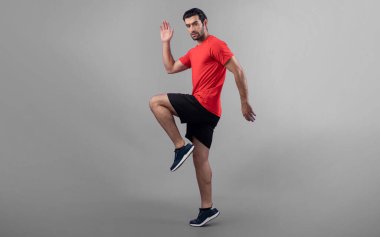 Vücut uzunluğunun tamamı atletik ve sportif genç erkek fitness 'in izole edilmiş arka planda kardiyo egzersizi duruşunu gösteriyor. Sağlıklı aktif ve vücut bakımı yaşam tarzı.