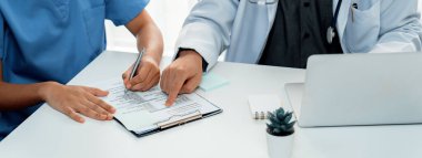 Hastane masasında birlikte çalışan ve tıbbi tedavi planlayan profesyonel tıbbi ekip. Takım çalışması başarılı hastalıklara ve hastalıklara yol açar. Panorama Katı