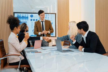 Profesyonel akıllı iş adamlarının başlangıç projesi hakkındaki konuşmalarının portresi. Bir grup yetenekli iş adamı plan yapıyor, beyin fırtınası yapıyor, fikir paylaşımı yapıyor. İş görüşmesi yapacağız. Süslü.