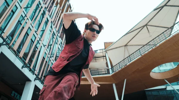 Låg Vinkel Asiatisk Attraktiv Hipster Posera Vid Kameran Omger Köpcentret — Stockfoto