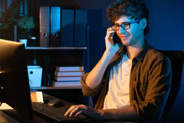 Jovem Empresário Chamando Smartphone Para Cliente Colega Trabalho Olhando Para — Fotografia de Stock