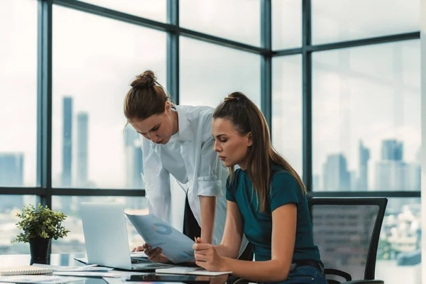 Young Beautiful Smart Business Team Working Together Discussing Financial Statistic — Stock Photo, Image