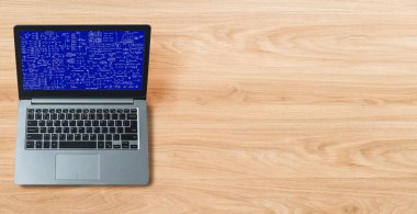 Bilgisayar ekranında bilim ve eğitim kavramını gösteren matematiksel denklemler ve modem formülü