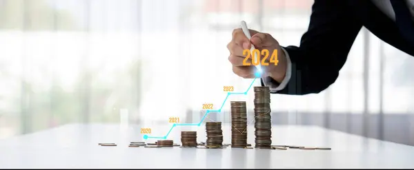 ビジネス投資と経済成長を象徴する成長コインスタック 財務目標を達成するために財務計画を行い 2024年には最大の利益に貢献するビジネスマン シュレード — ストック写真