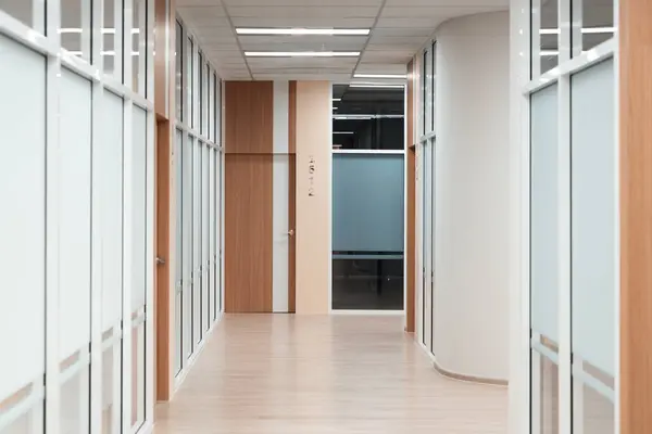 Empty Modern Office Bright Corridor Glass Wall Long White Modern — Stock Photo, Image