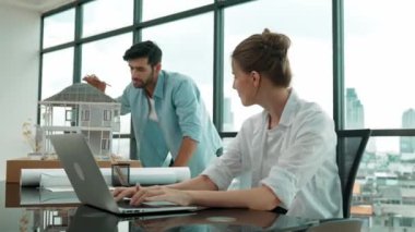 Meslektaşına ev tasarımından bahsederken profesyonel mühendis ölçüm modeli. Laptop analiz verilerini kullanan zeki genç bir mimar. İç işleri ekibi gökdelen ile birlikte çalışıyor. İzleme