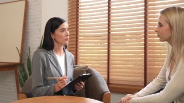Psikolojik akıl sağlığı danışmanlığı ya da terapi seansındaki genç ve profesyonel bir hastadan akıl hastalığı teşhisi koyarken yardım istemek. Zihinsel tedavi seansı. Blithe