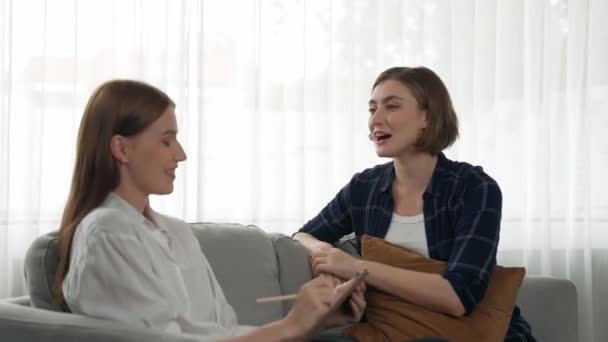 Feliz Paciente Psicólogo Intercambiando Conversación Salud Mental Clínica Con Emoción — Vídeos de Stock