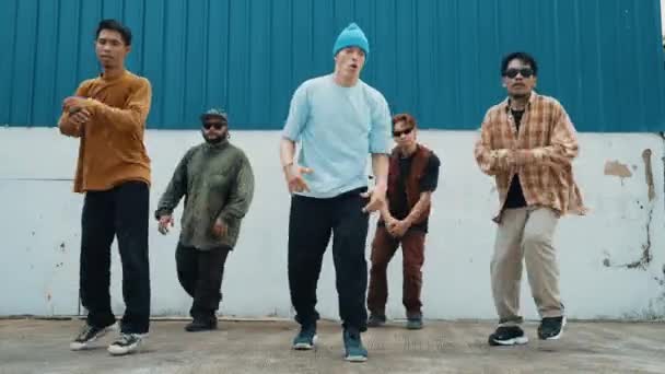 Grupa Hip Hopowych Choreografów Tańczących Taniec Uliczny Razem Ścianie Młody — Wideo stockowe