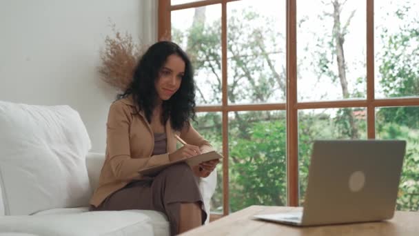 Дружелюбная Женщина Психолог Офисе Клиники Профессиональный Портрет Улыбкой Используя Ноутбук — стоковое видео