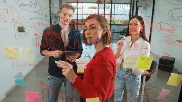 Kreative Junge Business Team Brainstorming Über Marketing Plan Während Schöne — Stockvideo