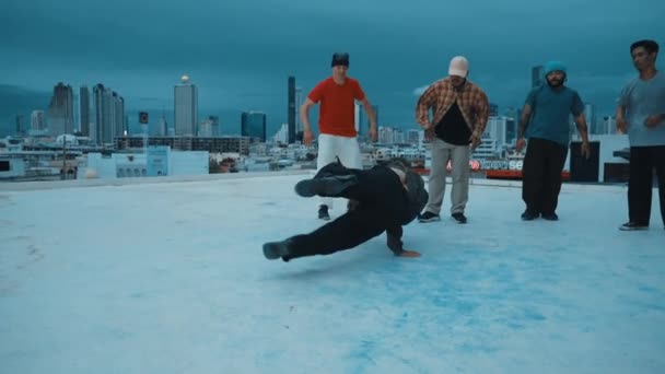 전망을 옥상에서 음악에 발자국을 포즈를 힙스터 브레이크 댄서는 그룹에 둘러싸인 — 비디오