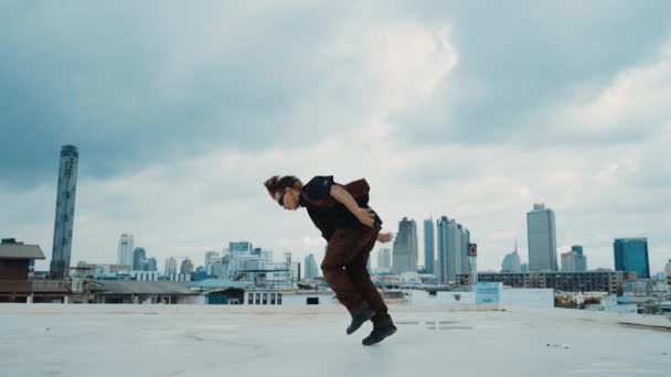 Boy Dansföreställning Professionell Gatudansare Taket Med Skyskrapa Stadsutsikt Attraktiv Asiatisk — Stockvideo