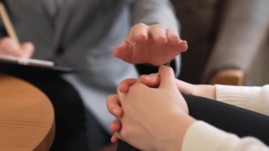 Ruh sağlığı konsültasyonu ya da akıl hastalığı teşhisi koyarken hastalara el ele tutuşan profesyonel psikiyatristten yardım istemek. Zihinsel tedavi seansı. Blithe