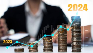 Büyüyen madeni para yığını iş yatırımını ve ekonomik büyümeyi simgeliyor. Finansal hedefe ulaşmak ve 2024 yılına maksimum kar sağlamak için finansal planlama yapan iş adamları. Kurnaz.