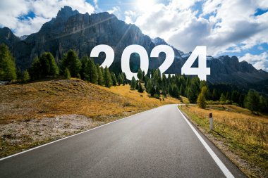 2024 yılbaşı seyahati ve gelecek vizyon konsepti. 2024 'ün başında saadet ve başarılı bir başlangıç için mutlu bir yeni yıl kutlamasına giden karayolu ile doğa manzarası .