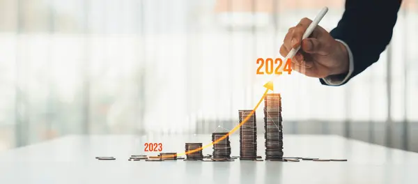 ビジネス投資と経済成長を象徴する成長コインスタック 財務目標を達成するために財務計画を行い 2024年には最大の利益に貢献するビジネスマン シュレード — ストック写真