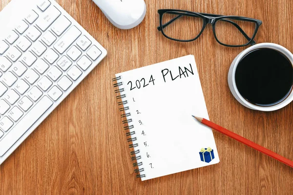 2024 ハッピーニューイヤー決議ゴールリストとプラン設定 新年の目標と決議の設定の計画を記載したノートブック付きのビジネスオフィスデスク 変化と至福のコンセプト — ストック写真