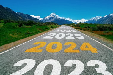 2024 yılbaşı seyahati ve gelecek vizyon konsepti. 2024 'ün başında saadet ve başarılı bir başlangıç için mutlu bir yeni yıl kutlamasına giden karayolu ile doğa manzarası .