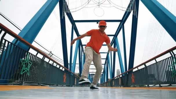 Εξειδικευμένος Hipster Εκτελέσει Βήμα Στη Γέφυρα Κάμερα Χαμηλής Γωνίας Ενώ — Αρχείο Βίντεο
