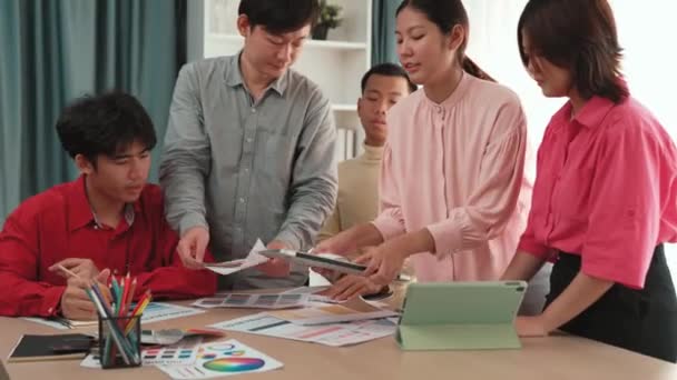 Equipo Diseño Cámara Lenta Lluvia Ideas Elección Color Para Trabajo — Vídeos de Stock