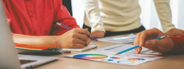 Yaratıcı iç mimar malzemelerin renkleri hakkında beyin fırtınası yapıyor. Mimar tasarımcı grubu renk örneklerini kullanarak renkleri dikkatlice seçer. Yaratıcı tasarım ve takım çalışması konsepti. Değiştirilmiş.