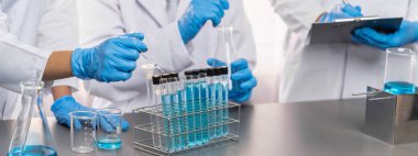 Kendini adamış bir grup bilim adamı kimyasal deneyler ve tıp laboratuarında aşı ilacı veya antibiyotiği geliştirmek için çığır açan bir araştırma yürütüyorlar. İlaç ve biyokimya laboratuvarı. Neoterik