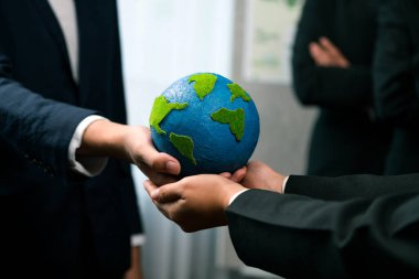 Üst düzey iş adamları, Dünya 'yı kurtarmak için CO2 salınımını azaltmak suretiyle çevresel koruma için ekolojik düzenlemeden yararlanmak amacıyla sinerjide bir arada tutuyorlar. Antika