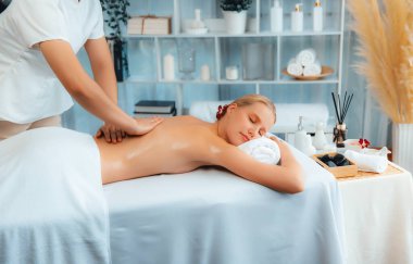 Kafkasyalı kadın müşteri stres önleyici spa masajının keyfini çıkarıyor ve lüks otel ya da oteldeki gündüz açık ortam güzellik salonunda güzellik teniyle eğleniyor. Sessiz.