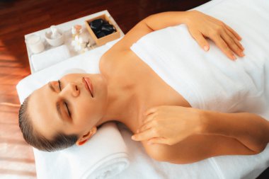 Kafkasyalı kadın müşteri stres önleyici spa masajının keyfini çıkarıyor ve lüks otel ya da oteldeki gündüz açık ortam güzellik salonunda güzellik teniyle eğleniyor. Sessiz.