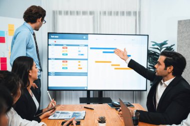 Proje yöneticisi toplantı odasında iş programları, Gantt program programı TV ekranında. Çoklu etnik çeşitlilik iş adamları ve modern iş projesi yönetimi. Habiliment