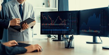 Profesyonel borsacı, finansal yatırım için yetenekli bir iş kadınına büyüme grafiği ile ilgili hisse senedi sundu. Hisse senedi. Hisse senedi. Borsa konsepti. Filizlenen..