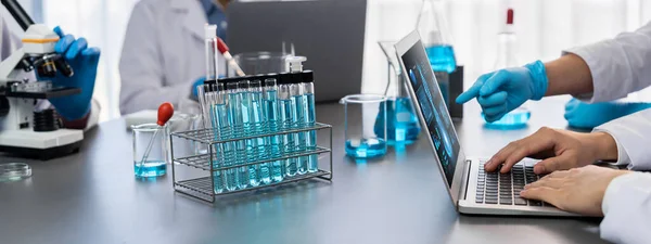 Engagierte Gruppe Von Wissenschaftlern Führen Chemische Experimente Und Forschung Medizinischen — Stockfoto