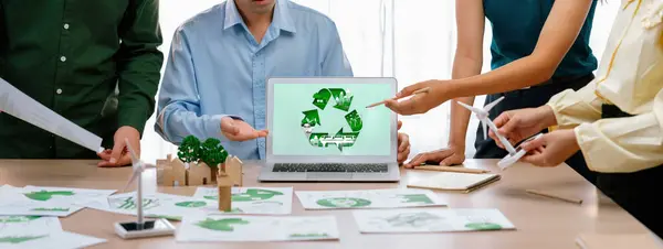 グリーンビジネスラップトップに表示されるサインをリサイクルし ビジネスチームがグリーンデザインを顧客に提示します Esg環境社会ガバナンスとエコ保全コンセプト クローズアップ デリネーション — ストック写真