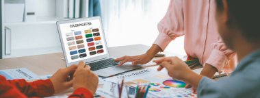 Yaratıcılık grafik tasarım ekibinin bir portresi, modern ofiste dizüstü bilgisayarla ekipman ve tasarım araçları kullanarak proje için uygun rengi seçer. - Yakın çekim. Değiştirilmiş.