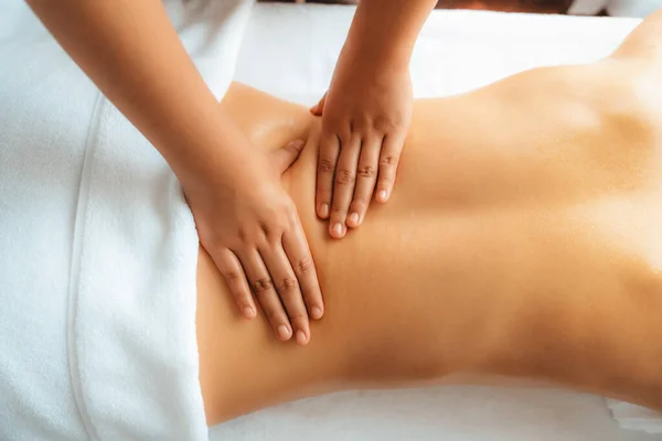 Close Vrouw Klant Genieten Van Ontspannende Stress Spa Massage Verwennerij — Stockfoto