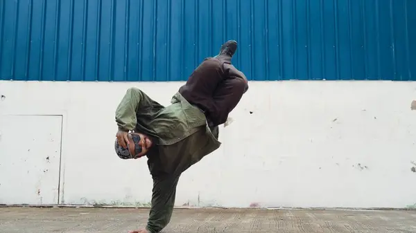 Hipster Dançando Boy Passo Rua Com Parede Azul Asian Break — Fotografia de Stock