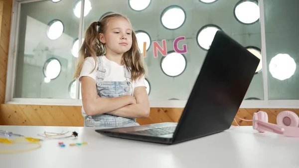 Kaukaska Dziewczyna Pomocą Oprogramowania Programowania Laptopa Podczas Przekraczania Broni Pewnością — Zdjęcie stockowe