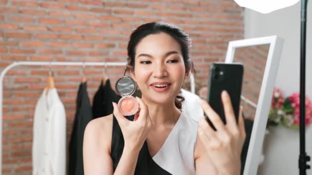 Mulher Influenciador Atirar Transmissão Vivo Vlog Revisão Vídeo Vivancy Maquiagem — Vídeo de Stock