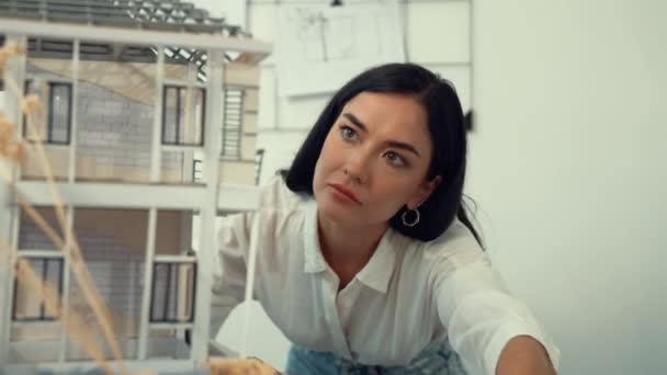 Junge Schöne Kaukasische Architekten Ingenieur Dreht Haus Modell Herum Hausbau — Stockvideo