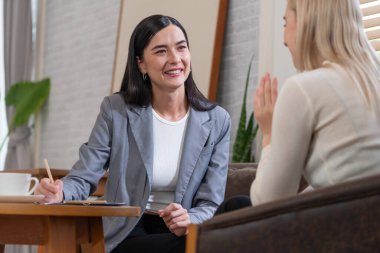 Psikolojik akıl sağlığı danışmanlığı ya da terapi seansındaki genç ve profesyonel bir hastadan akıl hastalığı teşhisi koyarken yardım istemek. Zihinsel tedavi seansı. Blithe