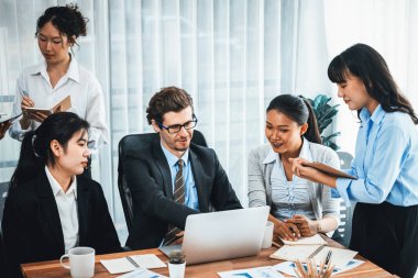 Modern ofis ortamında çalışan çeşitli etnik gruplardan çeşitli iş adamları. Üretken ve çok ırklı ofis çalışanları stratejik ticari pazarlama konusunda tartışmaya giriştiler. Çok titiz.