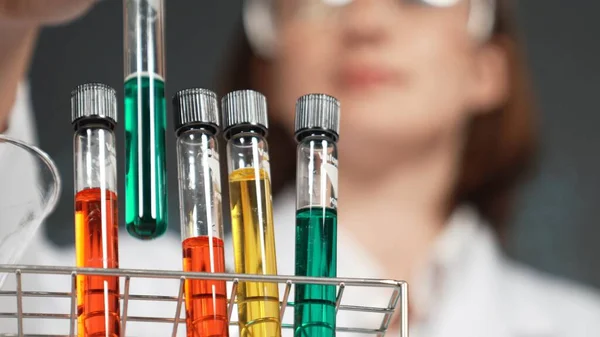 Επιστήμονας Φέρει Έγχρωμο Διάλυμα Χημικό Υγρό Κάνει Πείραμα Στο Εργαστήριο — Φωτογραφία Αρχείου